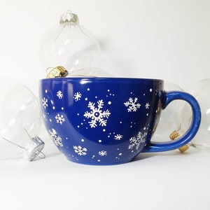 Grande tasse de Noël de flocons de neige, tasse jumbo en céramique peinte, tasse de neige d&#39;hiver, tasse bleue sur le thème de Noël