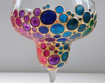 Margaritaglas met regenboogstippen, handbeschilderd cocktailglas op maat voor feestjes.