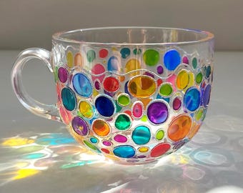 虹色の水玉模様のガラスマグカップギフト、手描きのカラフルな水玉模様