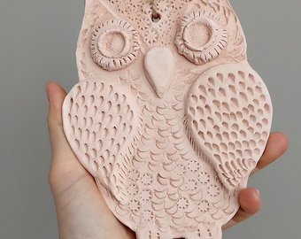 手作りの陶器製フクロウの壁掛け：ボヘミアン風ホームデコレーション