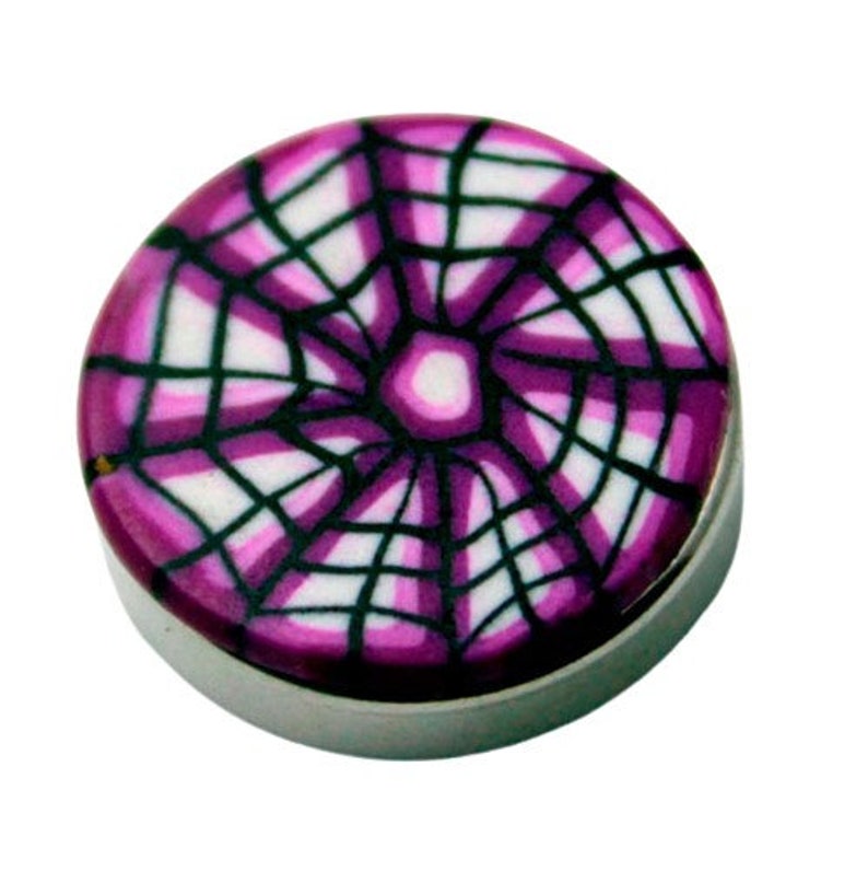 Pu&ograve; includere: Un bottone rotondo color argento con un design a ragnatela viola e bianca. Il motivo a ragnatela &egrave; delineato in nero, creando un contrasto sorprendente. Il bottone &egrave; probabilmente per abbigliamento o accessori.