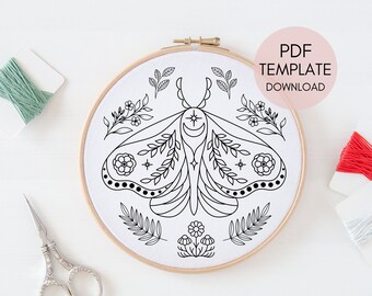 Può includere: Motivo di ricamo a linea nera e bianca di una falena con accenti floreali. Il motivo è mostrato in un telaio da ricamo rotondo. Il testo "PDF TEMPLATE DOWNLOAD" è nell'angolo in alto a destra dell'immagine.