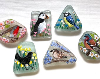 Pássaros nas flores ímãs em miniatura de vidro marinho - pintados à mão sob encomenda, escolha seu próprio pássaro e flores e eu posso pintar para você