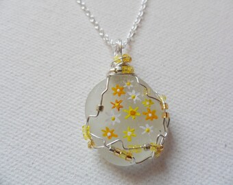 Handbemalte Seeglaskette: Goldgelbe Blumen, Miyuki-Perlen, 45 cm lange Kette