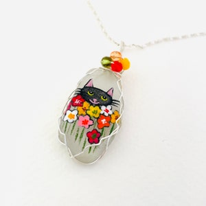 Collier en verre de mer peint à la main Chat dans les fleurs - peint sur commande avec des perles polies au feu, un emballage en fil de fer et une chaîne