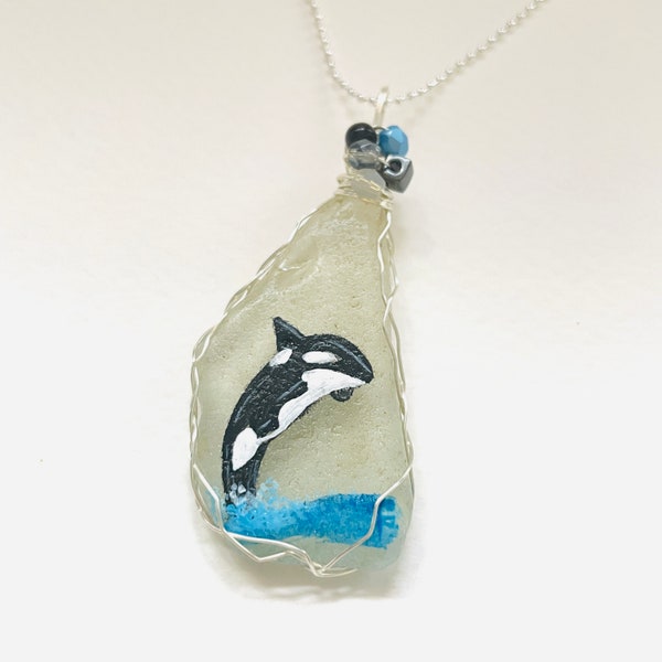 Collier en verre de mer peint à la main ORCA - Chaîne plaquée argent 18 " et emballage en fil de fer