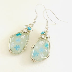 Schneeflocke Glitzer Ohrringe - Handbemaltes Seeglas & Drahtwickeln mit saphirblauen Swarovski Kristallen