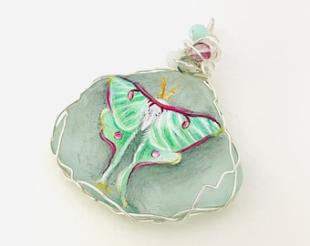 Collana in vetro di mare con falena lunare dipinta a mano: pendente avvolto in filo di cristallo