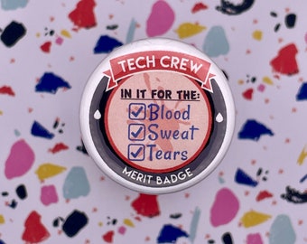 Könnte beinhalten: Ein weißer Knopf mit schwarzem Rand und einem rot-weiß-schwarzen Design. Der Knopf trägt die Aufschrift "Tech Crew In It For The: Blood Sweat Tears Merit Badge".