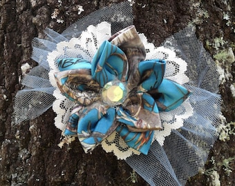Blue camo & lace country cuties hair clips!. Ready to Ship !  Measures  4 x 4 Contact me for other camo colors
