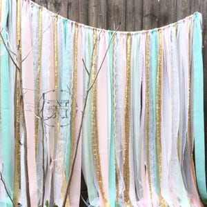 Fondo de color verde melocotón ruborizado pastel con lentejuelas doradas, cinta de encaje, guirnalda de trapo, accesorio para fotos, cortina, decoración de baby shower, revelación de género