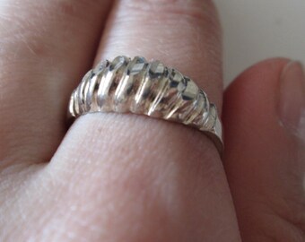 925 Sterling Silver Vintage Thin carved band Ring, size 7.5