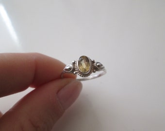Yellow Gemstone Sterling Silver band Ring, size 7