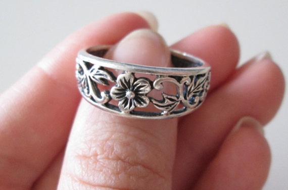 Sterling silver Vintage carved flower band ring, … - image 1