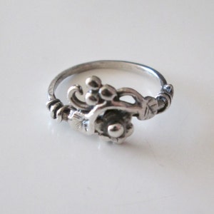 Sterling silver 925 Vintage Carved Flower Thin Band Ring, size 6.5