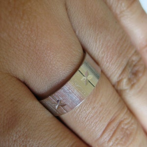 Sterling silver band ring size 7.5, great condition!