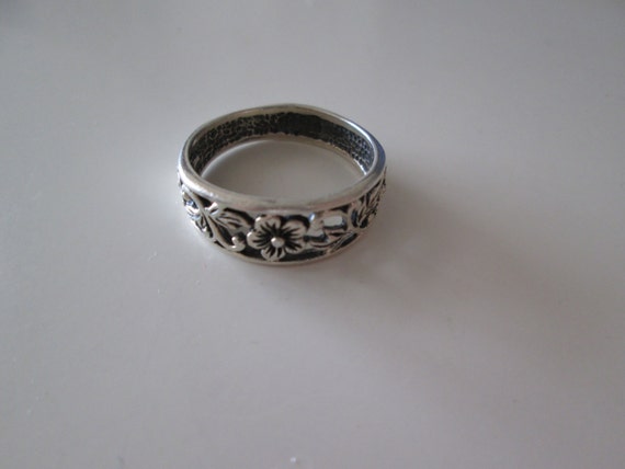 Sterling silver Vintage carved flower band ring, … - image 4