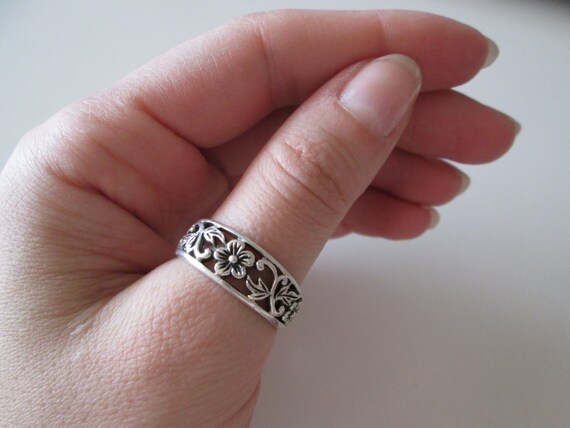 Sterling silver Vintage carved flower band ring, … - image 3