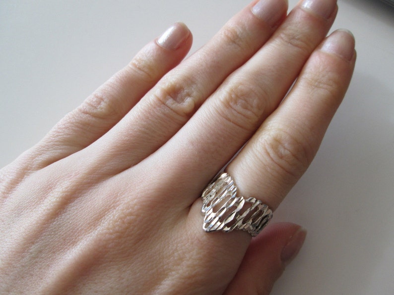 Sterling silver Vintage Carved detail Spike ring, size 7 image 3