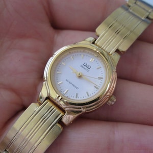 Q&Q Water resistant vintage gold tone quartz lady&#39;s Watch