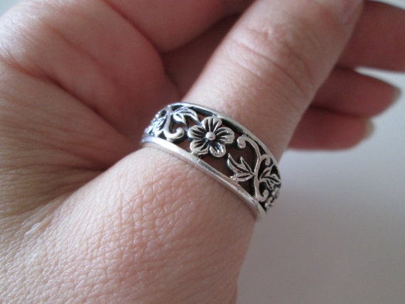 Sterling silver Vintage carved flower band ring, … - image 2