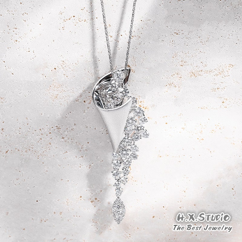 2.0CTW Diamond 'falling Star' Pendant Necklace in Solid 18K