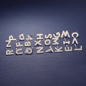 Dainty Diamond Initial Stud Earring, Solid 18K Gold, Letras A - Z, Mix and Match Pendientes Iniciales Personalizados, Regalo Personalizado