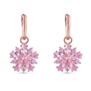 Aros colgantes con flor de sakura y zafiro rosa en oro macizo de 18 quilates. Joyería fina personalizada. Diseño personalizado. Regalo para mujeres y niñas.