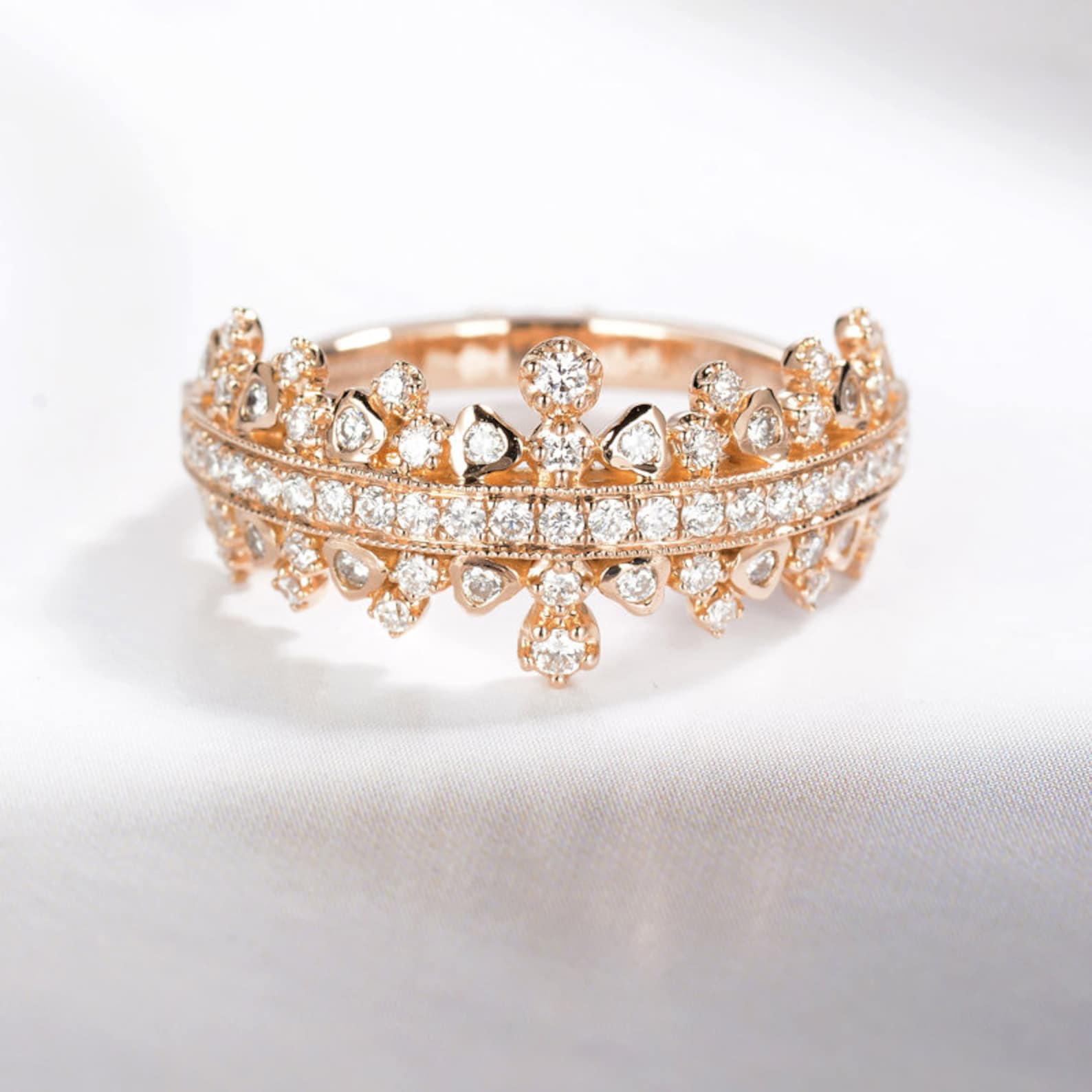 Diamonds Tiara Wedding Band in 18K Gold/vintage Style Crown Layered Diamonds Tiara Wedding Band in 18K Gold/vintage Style Crown Layered