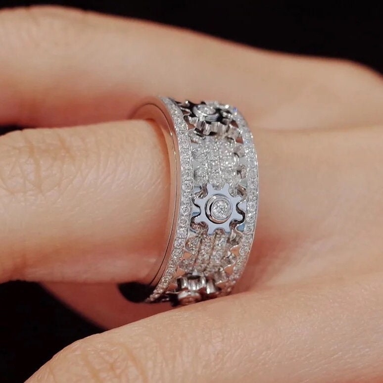 Does your engagement ring spin around on your finger? 💍 If so, this can be  caused by the weight of diamond or the setting itself. It could be that  your