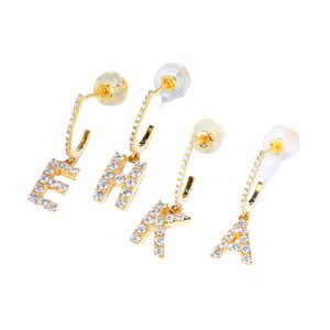 ダイヤモンド文字 A-Z ダングルイヤリング、ソリッド 18K ゴールド、文字 A - Z、ミックス アンド マッチ パーソナライズ イニシャル イヤリング、パーソナライズ ギフト