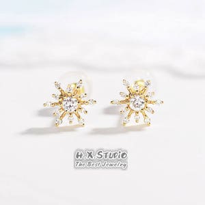 フラワースタッドピアス、ソリッド18Kゴールド、本物のダイヤモンド、フラワーシェイプダイヤモンドスタッドピアス、彼女へのギフト、ギフトアイデア、カスタマイズ
