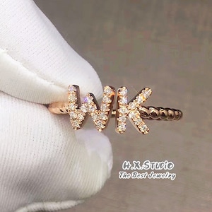 Anillo de diamantes personalizado en oro sólido de 18 k / anillo de letras / anillo de apilamiento minimalista / anillo abierto dainty / anillo de letra personalizado / diseño de personalización