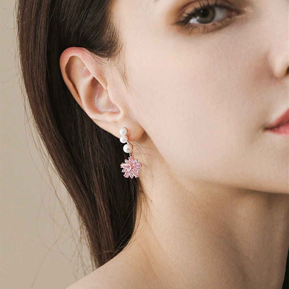 ピンクサファイアの桜とパールのダングルイヤリング（18金ゴールド