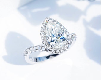 18k Gold Curve Band Halo Engagement Ring Pear-cut
