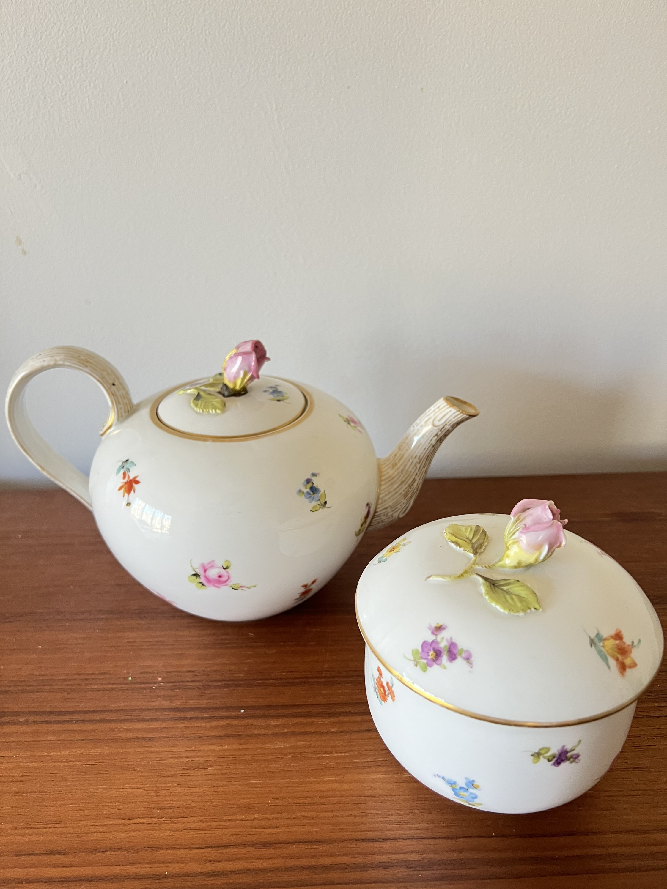 Meissen フラワーポット 金彩 Meissen Hand Painted Teapot Scattered Flowers With Sugar Bowl Very