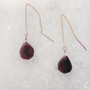 Pendientes de enhebrador granate / Pendientes de oro y granate / Pendientes de granate hechos a mano / Pendientes de enhebrador de piedras preciosas