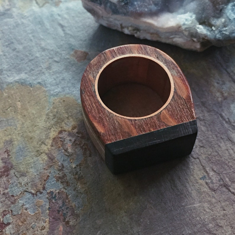 Anillo de madera hecho a mano / Anillo de madera exótica / Anillo de madera de serpiente y ébano / Tamaño 5 1/2 imagen 2