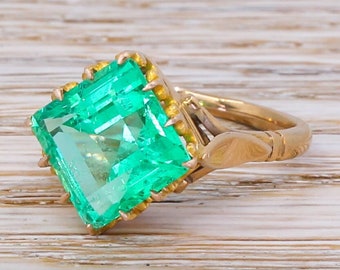 Victorian 5.68 Carat Insignificant Oil Colombian Emerald Solitaire Ring, circa 1900