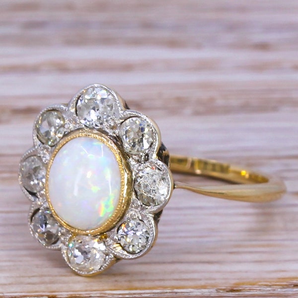 Anillo de ópalo eduardiano de 0,84 quilates y anillo de racimo de diamantes de 0,80 quilates, alrededor de 1910