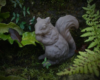 Eichhörnchen mit Futterhaus dunklbaune Keramik Herbstdekortion Gartendekoration