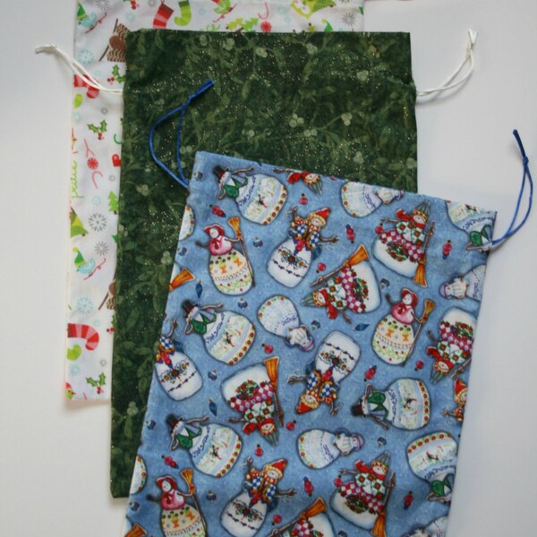 Set von drei wiederverwendbaren Stoff Geschenktüten für Weihnachten, verschiedene Designs, Eule Beutel, Schneemann Geschenkpapier, umweltfreundliche Wahl