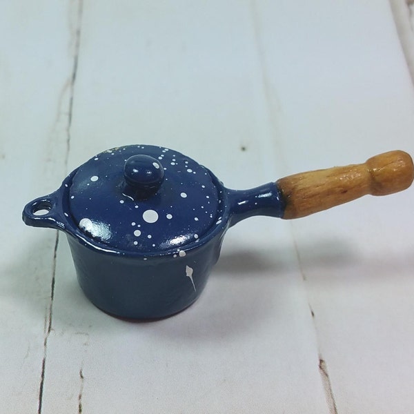 MINIATURE SPLATTER WARE Pot with Lid, Traditional 1:12 Scale, Heavy Duty Enameled Metal/Wood Handle, Vintage Dollhouse Kitchen