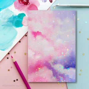 Impression d'art holographique étoiles scintillantes, peinture nuages rose pastel et violet, carte postale nuages lavande barbe à papa, nuages duveteux