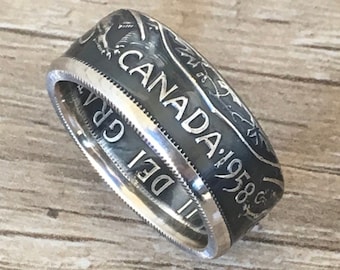 Anillo de plata con moneda de medio dólar canadiense y acabado patinado