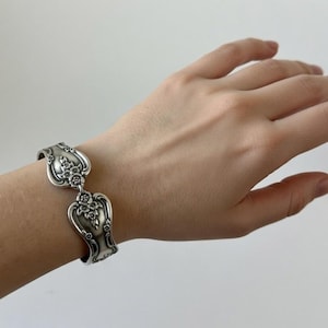 Handgefertigtes Löffel-Griff-Armband: Magnolienmuster - Mit verstellbarem Verschluss