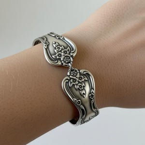 手作りスプーンハンドルブレスレット：マグノリア柄 - 調節可能な留め具付き