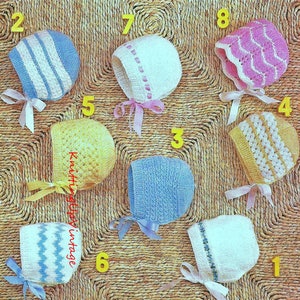 Puede incluir: Ocho gorros de bebé tejidos en varios colores y patrones, incluyendo rayas, ondas y zigzags. Los gorros están numerados del 1 al 8 y se muestran sobre un fondo tejido.