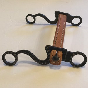 Carrillera de cuero estilo western con botones