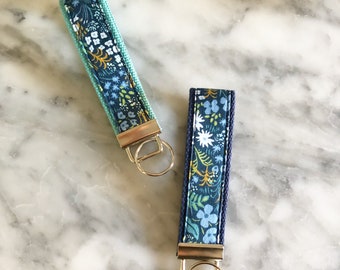 Rifle Paper Co jardin anglais bleu marine tapisserie porte-clés-porte-clés Rifle Paper Co-porte-clés en tissu design-porte-clés bleu marine